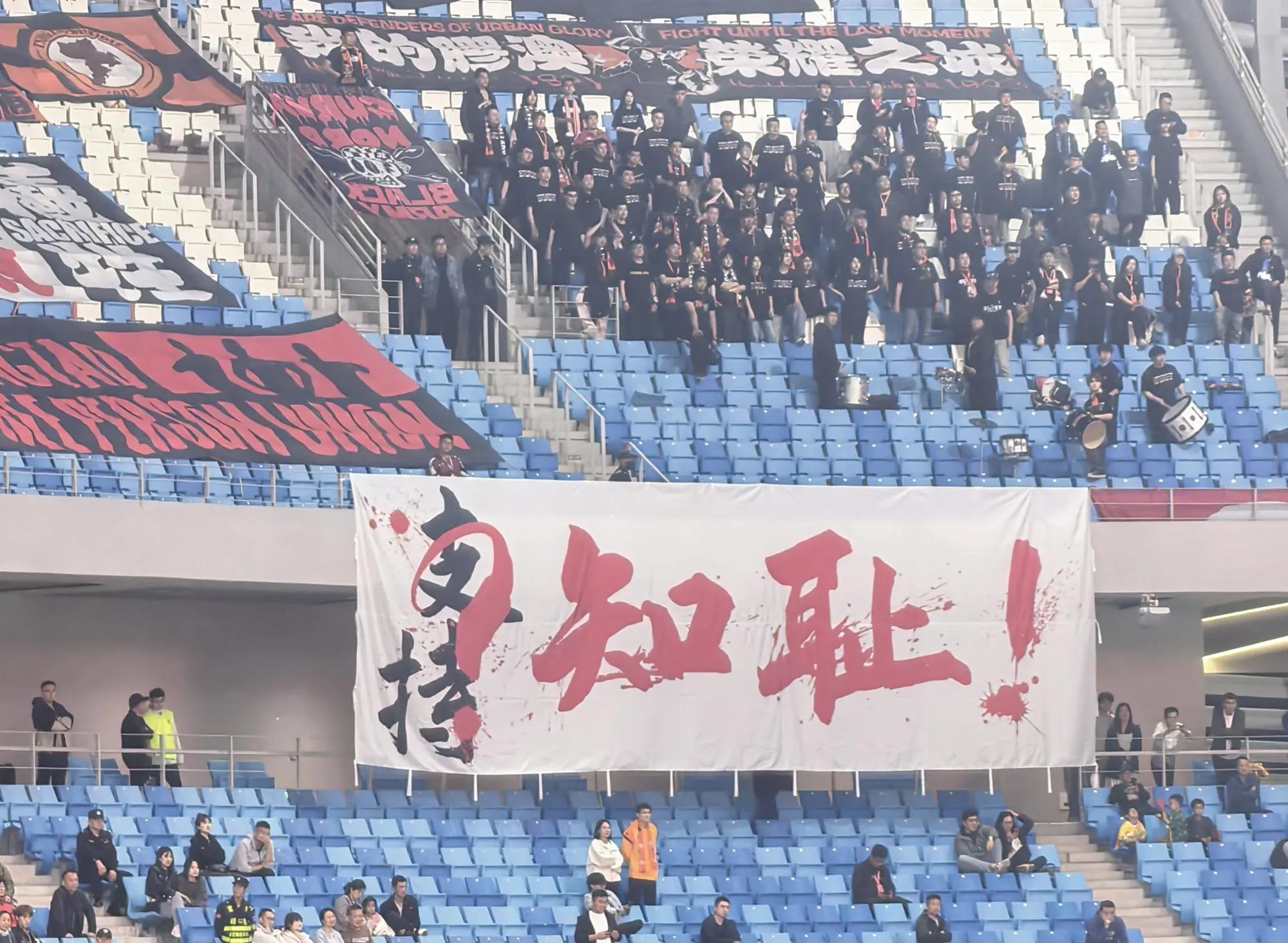 球迷狂热加油声不断，球队士气高涨的简单介绍