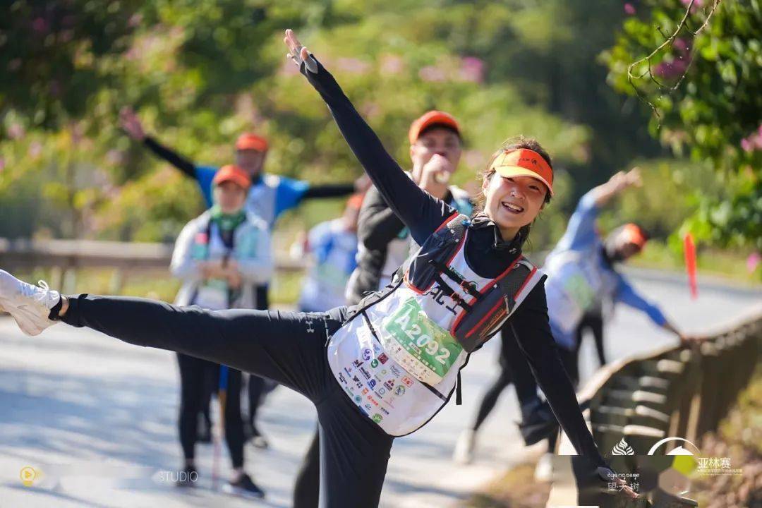 女子马拉松比赛在终点线附近展开激烈角逐的简单介绍