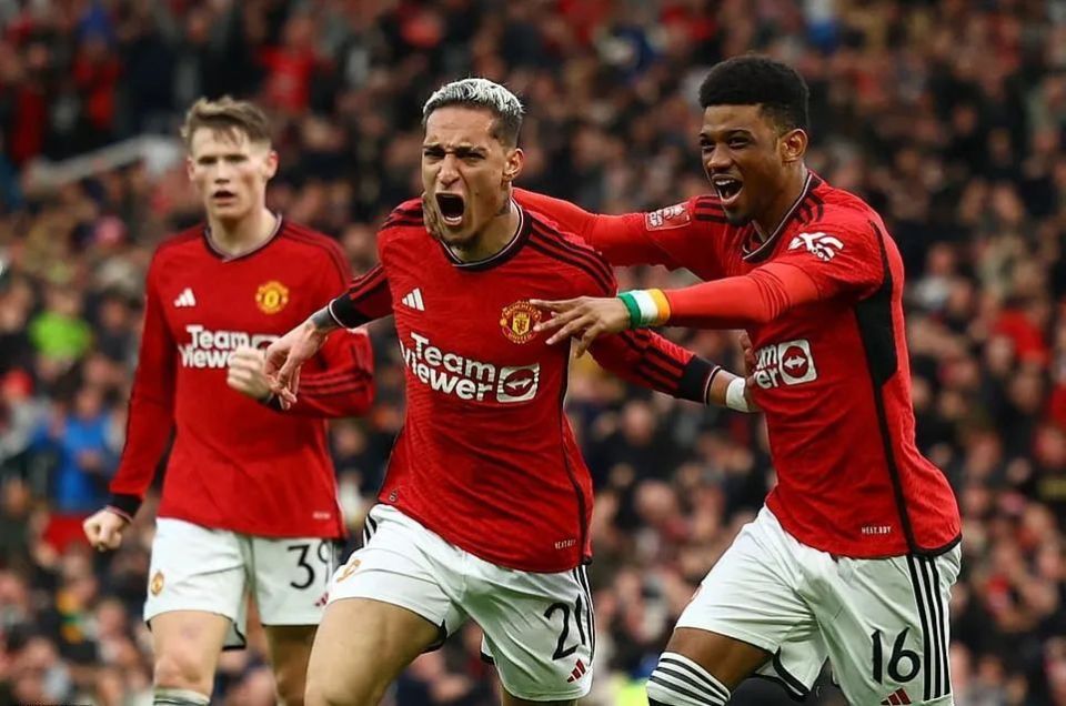 关于曼联主场奋力逆转，争夺前四悬念仍存的信息