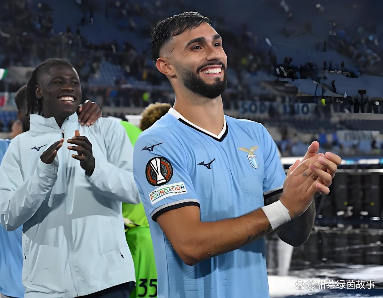 包含拉齐奥赢得关键胜利提升排名的词条