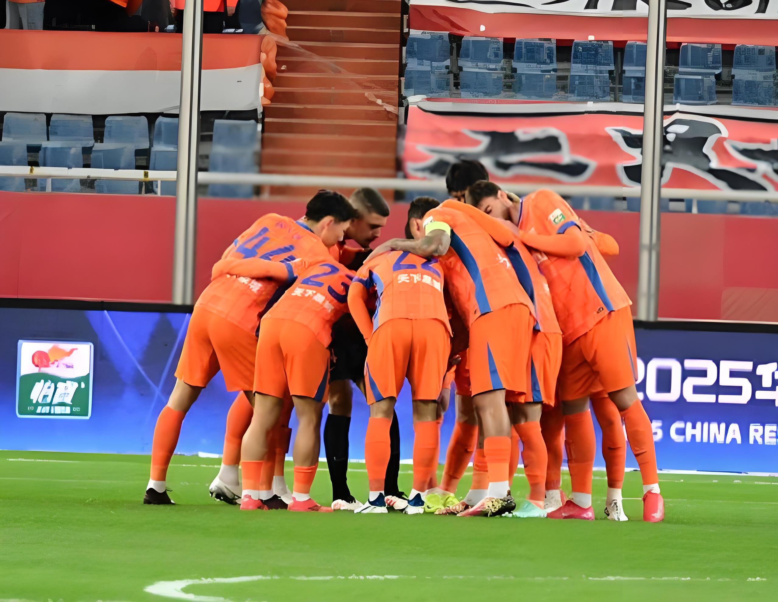 某队球员受伤退出赛场，球迷担心不已