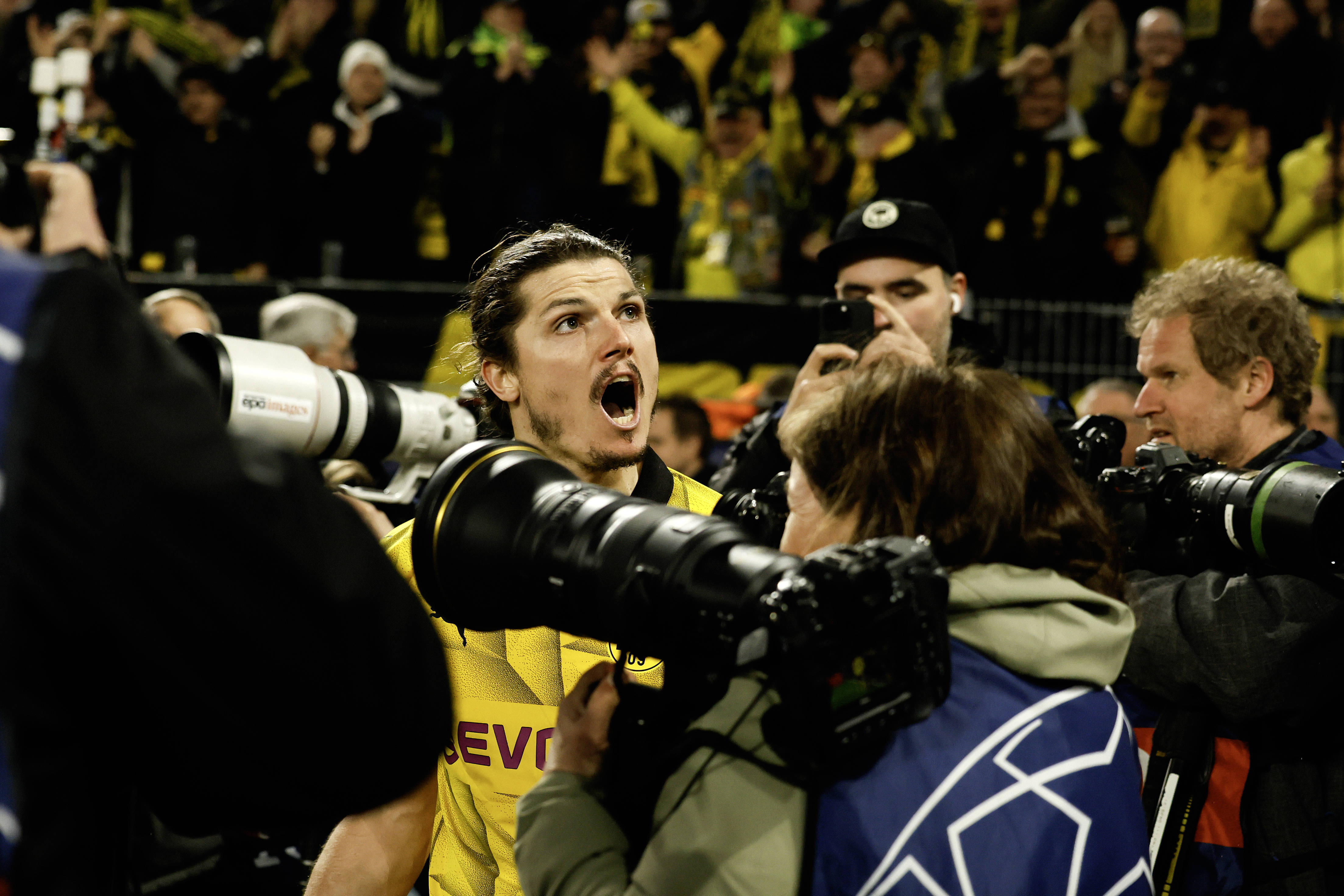 包含多特蒙德客场大胜对手，士气高涨的词条