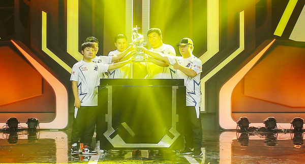 包含热门冠军热切期盼，胜利近在咫尺的词条