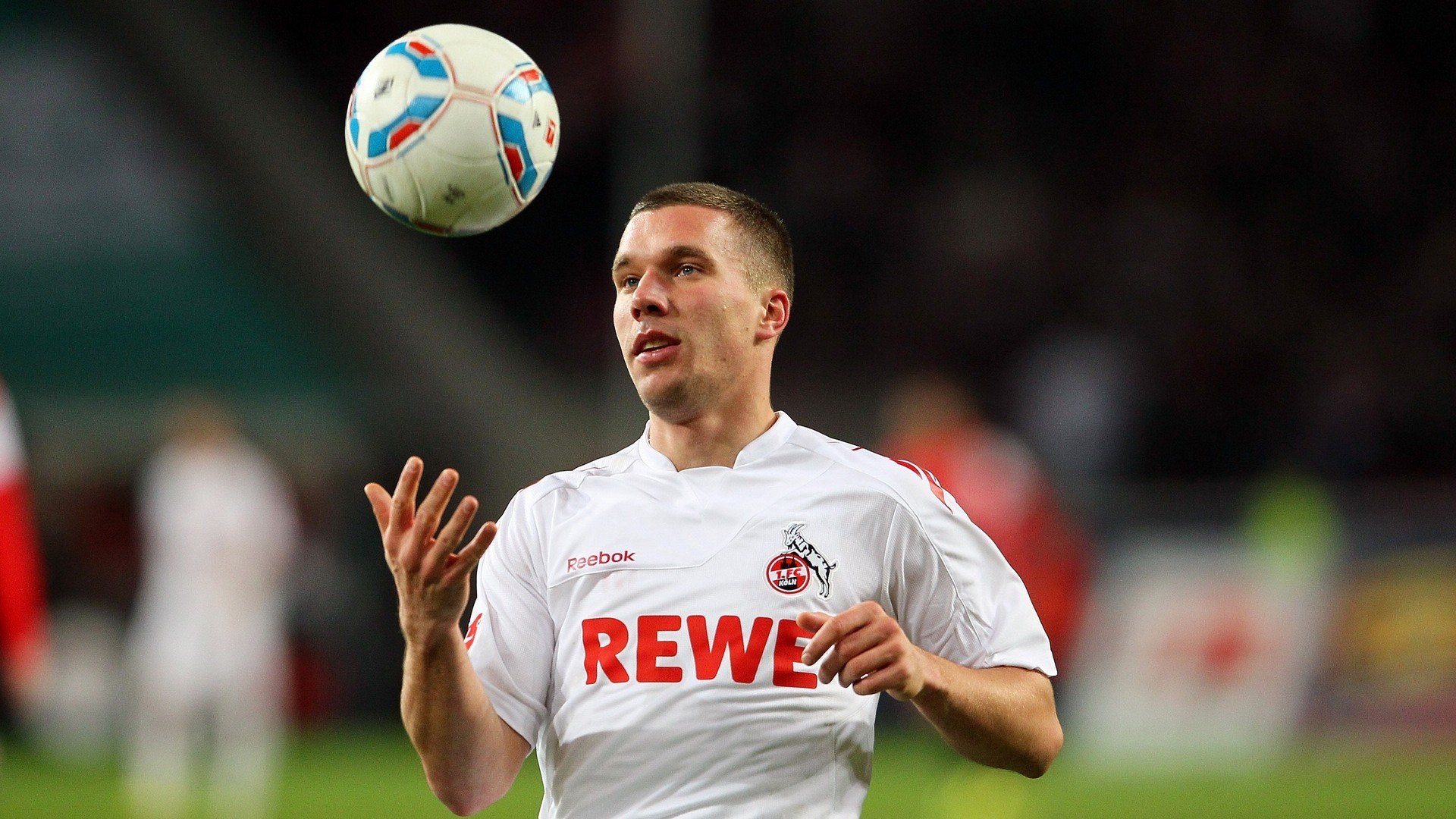 西决生死战之夜，恩比德成为全场焦点