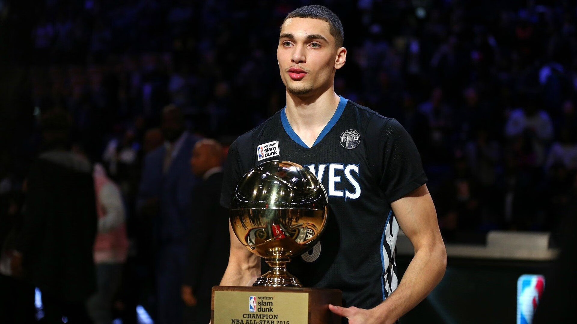 利拉德狂轰45分引爆进攻,步行者团队强势攻克魔术主场