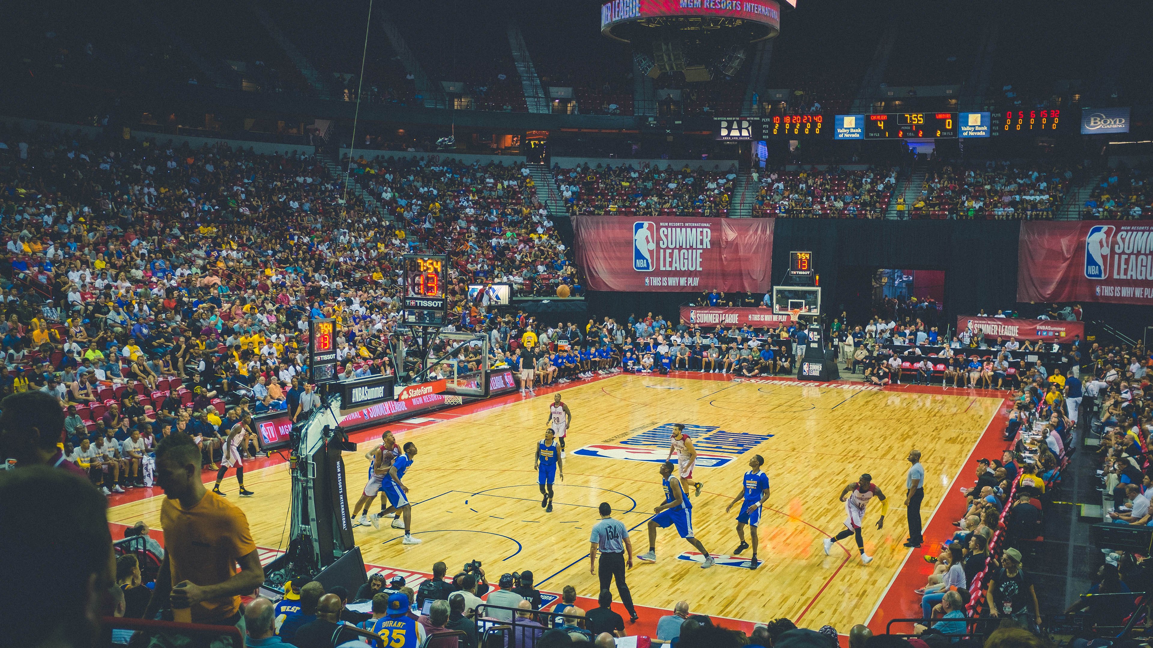 赛道与球场的双重奏，当F1年度争冠焦点战遇上76人横扫北京队